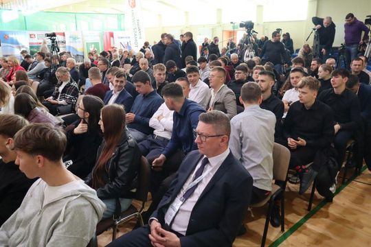 Mieszkańcy Tomaszowa Lubelskiego w oczekiwaniu na Karola Nawrockiego [ZDJĘCIA]