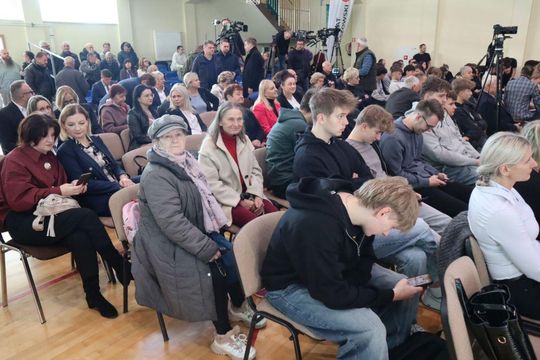 Mieszkańcy Tomaszowa Lubelskiego w oczekiwaniu na Karola Nawrockiego [ZDJĘCIA]