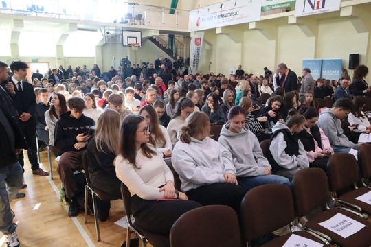 Mieszkańcy Tomaszowa Lubelskiego w oczekiwaniu na Karola Nawrockiego [ZDJĘCIA]