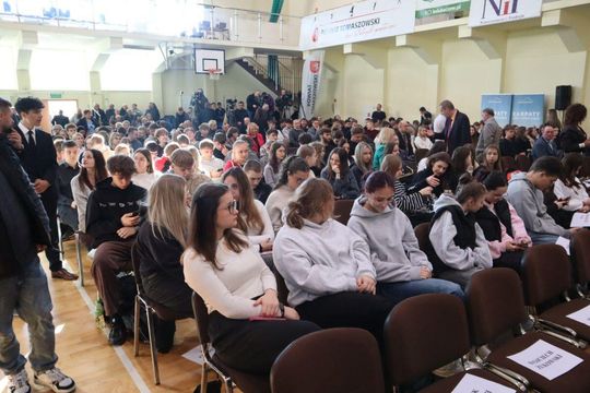 Mieszkańcy Tomaszowa Lubelskiego w oczekiwaniu na Karola Nawrockiego [ZDJĘCIA]