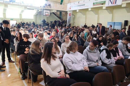 Mieszkańcy Tomaszowa Lubelskiego w oczekiwaniu na Karola Nawrockiego [ZDJĘCIA]