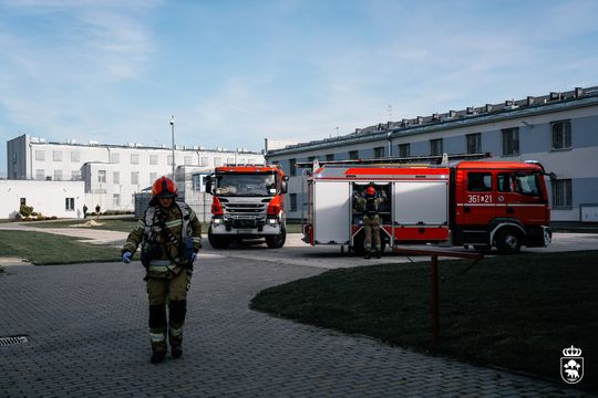 Pożar w celi i agresywni osadzeni – ćwiczenia służb w chełmskim więzieniu [ZDJĘCIA]