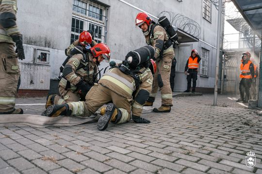Pożar w celi i agresywni osadzeni – ćwiczenia służb w chełmskim więzieniu [ZDJĘCIA]