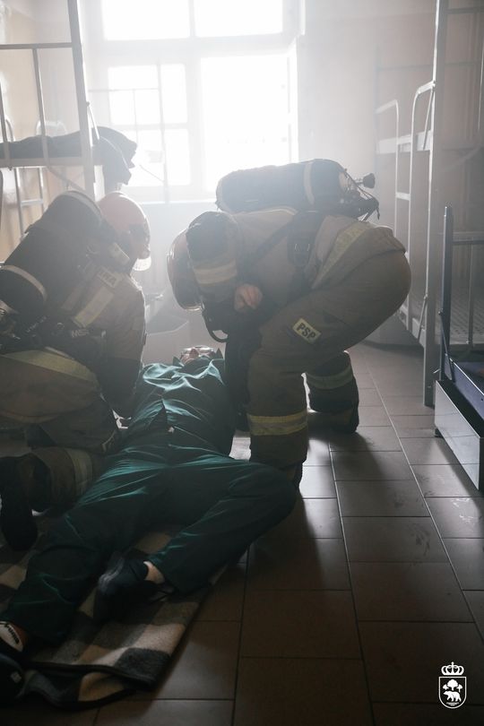 Pożar w celi i agresywni osadzeni – ćwiczenia służb w chełmskim więzieniu [ZDJĘCIA]