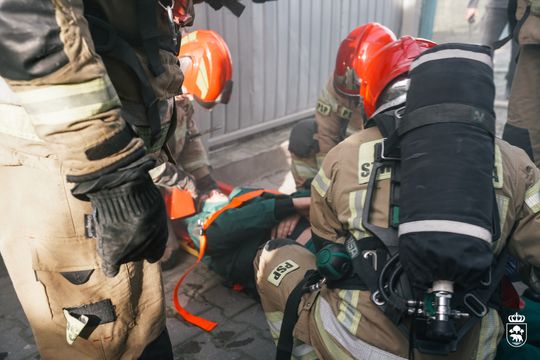 Pożar w celi i agresywni osadzeni – ćwiczenia służb w chełmskim więzieniu [ZDJĘCIA]