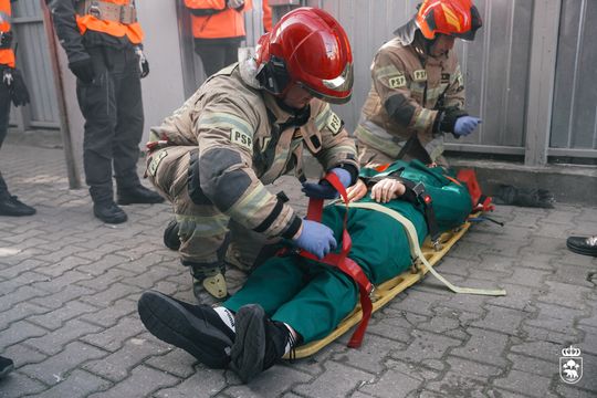 Pożar w celi i agresywni osadzeni – ćwiczenia służb w chełmskim więzieniu [ZDJĘCIA]