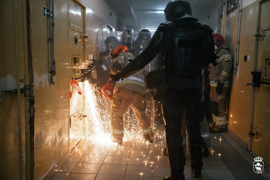 Pożar w celi i agresywni osadzeni – ćwiczenia służb w chełmskim więzieniu [ZDJĘCIA]