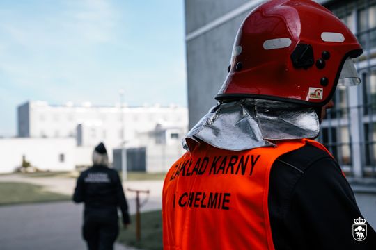 Pożar w celi i agresywni osadzeni – ćwiczenia służb w chełmskim więzieniu [ZDJĘCIA]