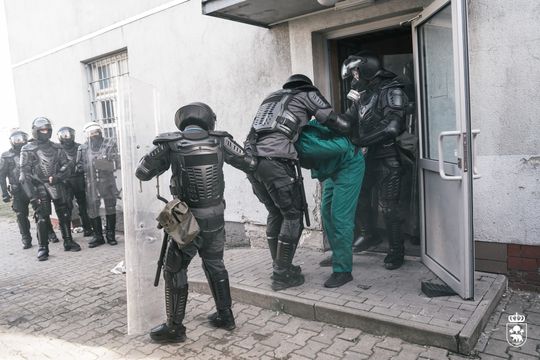 Pożar w celi i agresywni osadzeni – ćwiczenia służb w chełmskim więzieniu [ZDJĘCIA]