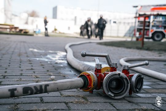 Pożar w celi i agresywni osadzeni – ćwiczenia służb w chełmskim więzieniu [ZDJĘCIA]