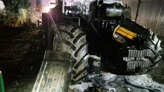 W Kulczynie Kolonii doszło do pożaru ciągnika stojącego przy jednym z gospodarstw. Dzień wcześniej w miejscowości Busówno (pow. chełmski) spłonął inny traktor,