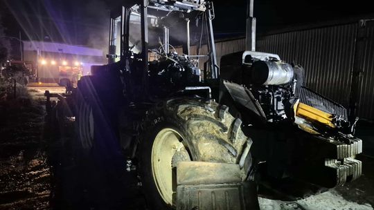 Płoną ciągniki. Dwie akcje strażaków - w Busównie i Kulczynie-Kolonii [ZDJĘCIA]
