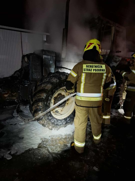 Płoną ciągniki. Dwie akcje strażaków - w Busównie i Kulczynie-Kolonii [ZDJĘCIA]