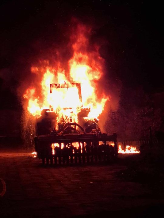 Płoną ciągniki. Dwie akcje strażaków - w Busównie i Kulczynie-Kolonii [ZDJĘCIA]