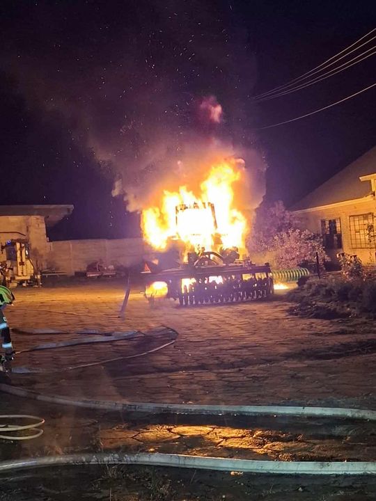 Płoną ciągniki. Dwie akcje strażaków - w Busównie i Kulczynie-Kolonii [ZDJĘCIA]