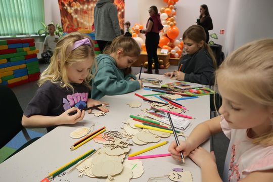 „Jesienna herbatka z Szymonem” – ciepło serc w Hucie Kultury [GALERIA ZDJĘĆ]