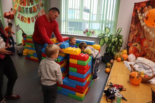 „Jesienna herbatka z Szymonem” – ciepło serc w Hucie Kultury [GALERIA ZDJĘĆ]