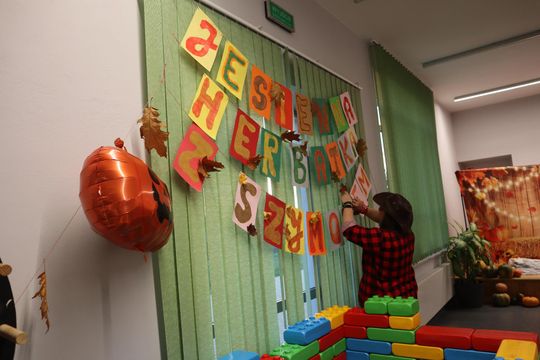 „Jesienna herbatka z Szymonem” – ciepło serc w Hucie Kultury [GALERIA ZDJĘĆ]