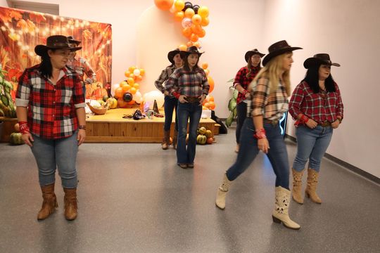 „Jesienna herbatka z Szymonem” – ciepło serc w Hucie Kultury [GALERIA ZDJĘĆ]