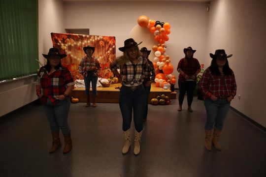 „Jesienna herbatka z Szymonem” – ciepło serc w Hucie Kultury [GALERIA ZDJĘĆ]