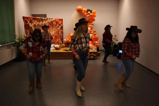 „Jesienna herbatka z Szymonem” – ciepło serc w Hucie Kultury [GALERIA ZDJĘĆ]