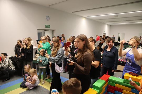 „Jesienna herbatka z Szymonem” – ciepło serc w Hucie Kultury [GALERIA ZDJĘĆ]