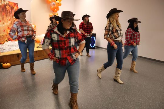 „Jesienna herbatka z Szymonem” – ciepło serc w Hucie Kultury [GALERIA ZDJĘĆ]