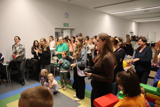 „Jesienna herbatka z Szymonem” – ciepło serc w Hucie Kultury [GALERIA ZDJĘĆ]