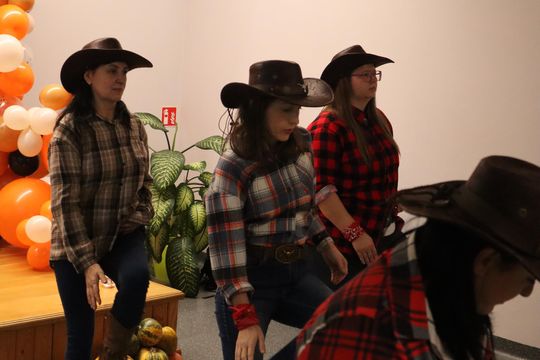 „Jesienna herbatka z Szymonem” – ciepło serc w Hucie Kultury [GALERIA ZDJĘĆ]