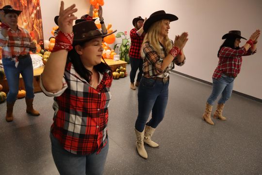 „Jesienna herbatka z Szymonem” – ciepło serc w Hucie Kultury [GALERIA ZDJĘĆ]