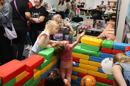 „Jesienna herbatka z Szymonem” – ciepło serc w Hucie Kultury [GALERIA ZDJĘĆ]