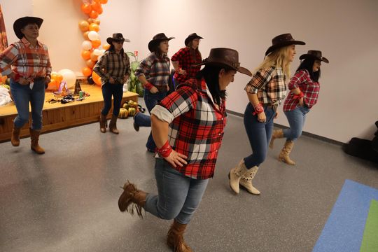 „Jesienna herbatka z Szymonem” – ciepło serc w Hucie Kultury [GALERIA ZDJĘĆ]