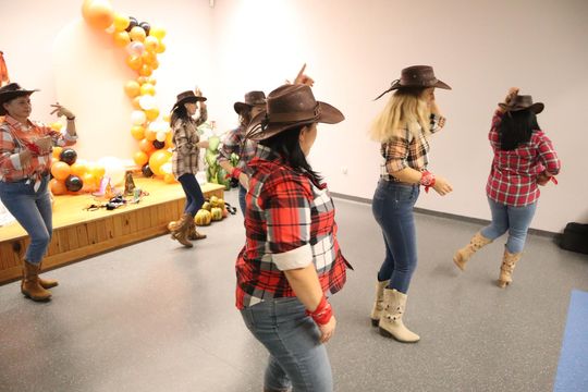 „Jesienna herbatka z Szymonem” – ciepło serc w Hucie Kultury [GALERIA ZDJĘĆ]