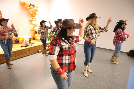 „Jesienna herbatka z Szymonem” – ciepło serc w Hucie Kultury [GALERIA ZDJĘĆ]