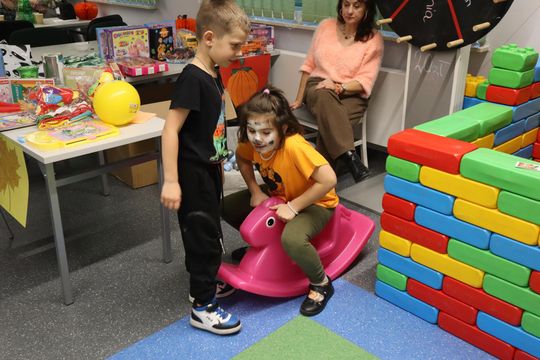 „Jesienna herbatka z Szymonem” – ciepło serc w Hucie Kultury [GALERIA ZDJĘĆ]