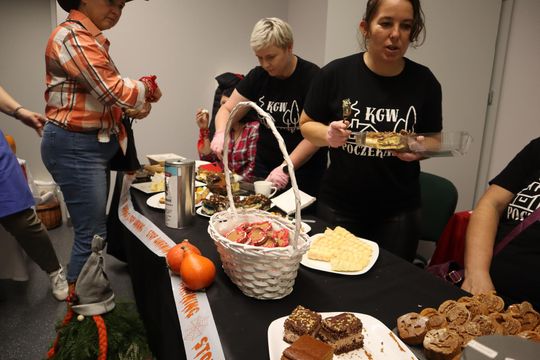 „Jesienna herbatka z Szymonem” – ciepło serc w Hucie Kultury [GALERIA ZDJĘĆ]