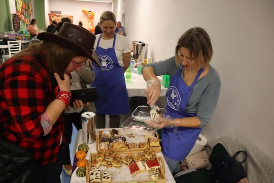 „Jesienna herbatka z Szymonem” – ciepło serc w Hucie Kultury [GALERIA ZDJĘĆ]