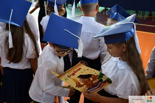 Krasnystaw. Pasowanie pierwszoklasistów w „Jedynce” [GALERIA ZDJĘĆ]