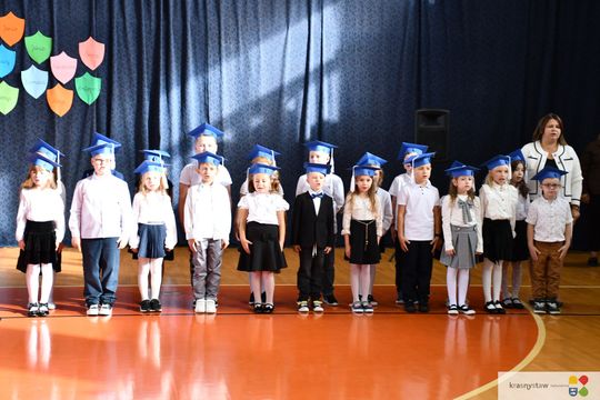 Krasnystaw. Pasowanie pierwszoklasistów w „Jedynce” [GALERIA ZDJĘĆ]