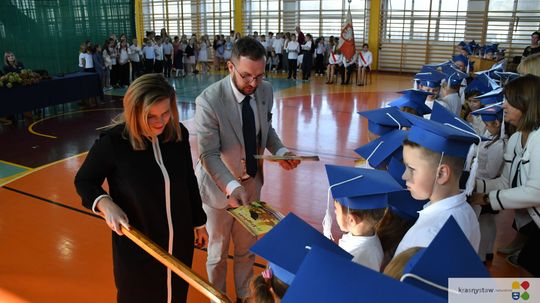 Krasnystaw. Pasowanie pierwszoklasistów w „Jedynce” [GALERIA ZDJĘĆ]