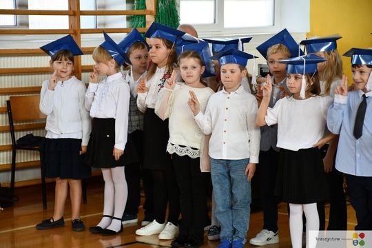Krasnystaw. Pasowanie pierwszoklasistów w „Jedynce” [GALERIA ZDJĘĆ]