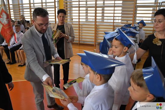 Krasnystaw. Pasowanie pierwszoklasistów w „Jedynce” [GALERIA ZDJĘĆ]