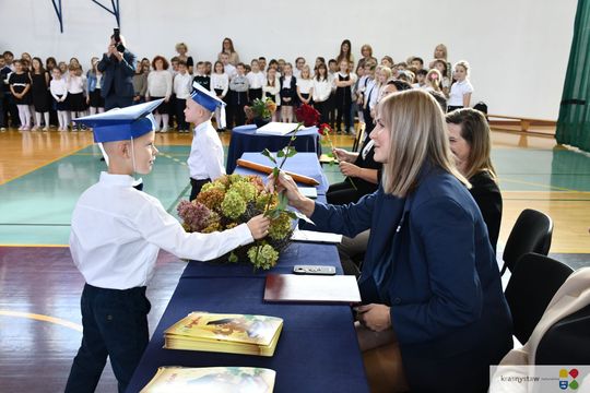 Krasnystaw. Pasowanie pierwszoklasistów w „Jedynce” [GALERIA ZDJĘĆ]