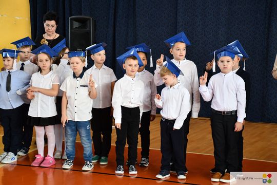 Krasnystaw. Pasowanie pierwszoklasistów w „Jedynce” [GALERIA ZDJĘĆ]