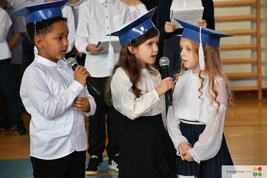 Krasnystaw. Pasowanie pierwszoklasistów w „Jedynce” [GALERIA ZDJĘĆ]