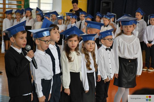 Krasnystaw. Pasowanie pierwszoklasistów w „Jedynce” [GALERIA ZDJĘĆ]