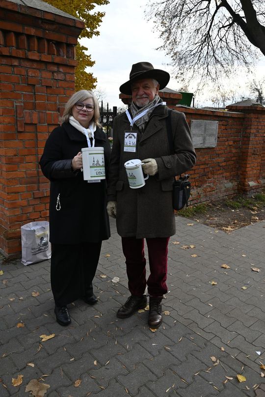 Rekordowa kwesta na włodawskich cmentarzach – ponad 21 tys. na ratowanie zabytkowych nagrobków [GALERIA ZDJĘĆ]