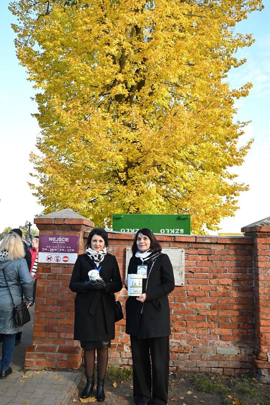 Rekordowa kwesta na włodawskich cmentarzach – ponad 21 tys. na ratowanie zabytkowych nagrobków [GALERIA ZDJĘĆ]