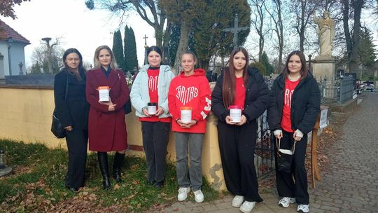 Rekordowa kwesta na włodawskich cmentarzach – ponad 21 tys. na ratowanie zabytkowych nagrobków [GALERIA ZDJĘĆ]