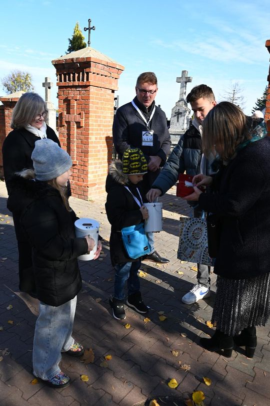 Rekordowa kwesta na włodawskich cmentarzach – ponad 21 tys. na ratowanie zabytkowych nagrobków [GALERIA ZDJĘĆ]